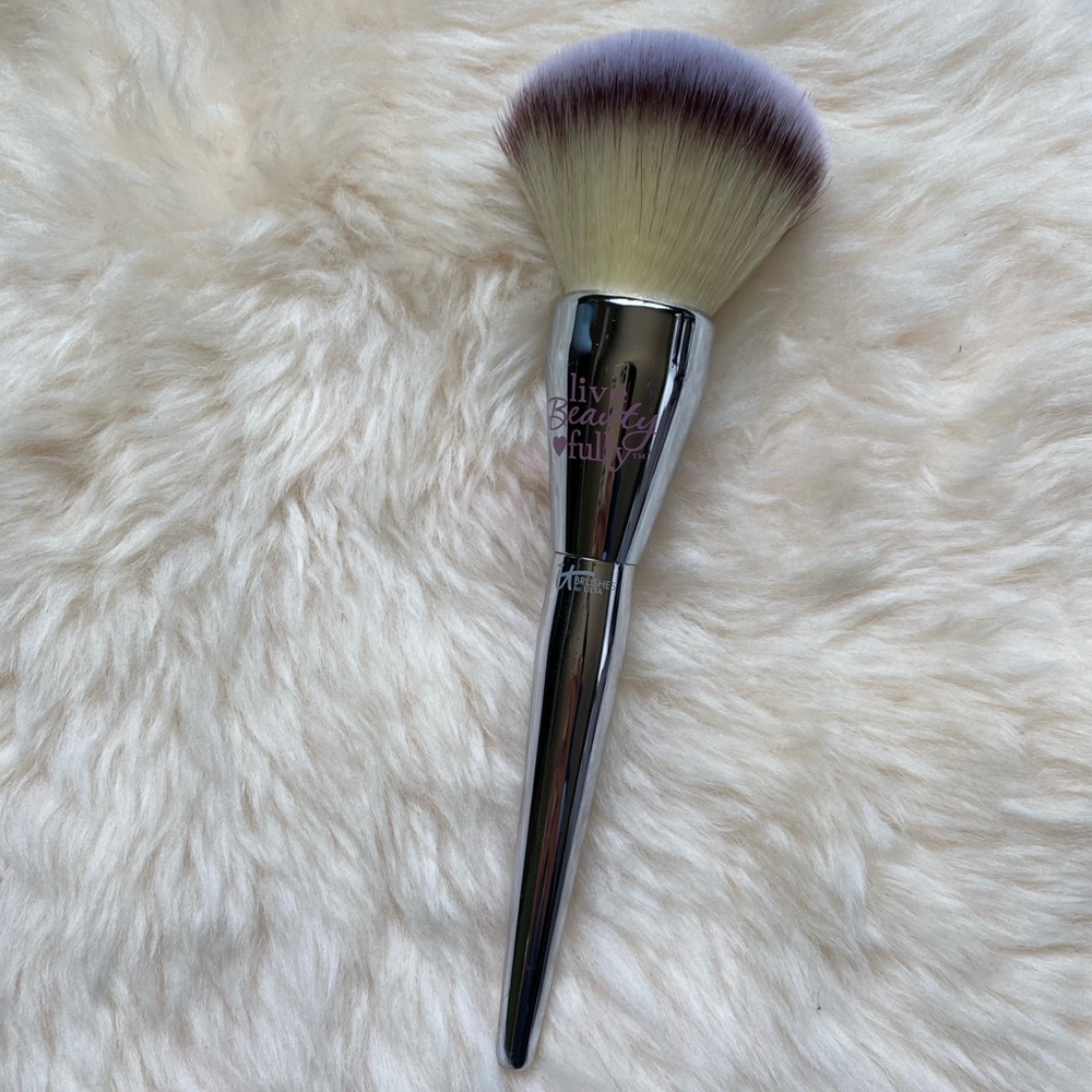 FREE in any BUNDLE!🤑It Cosmetics Brush for Ulta
